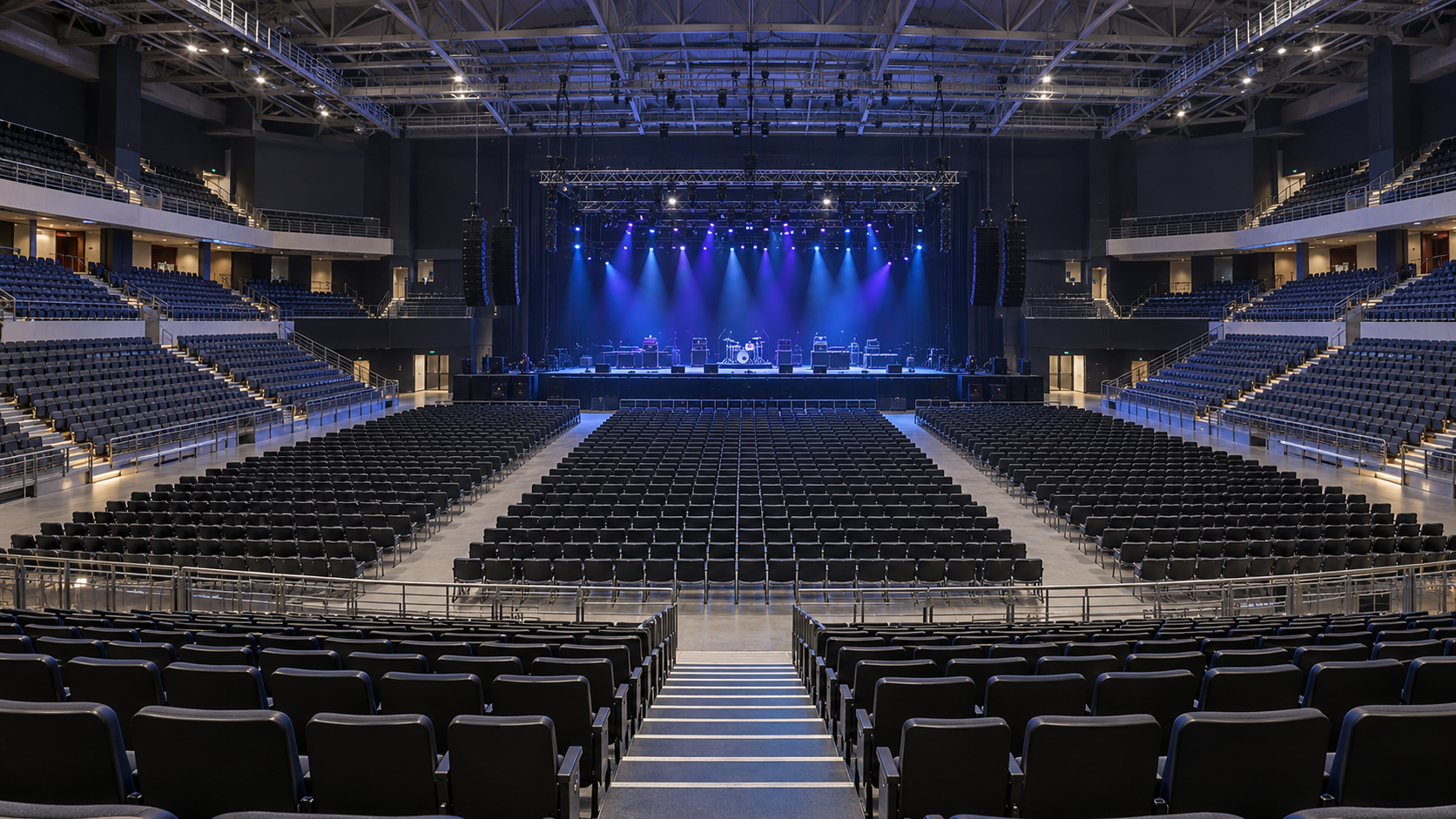 Interior vacío de un recinto de conciertos con el escenario iluminado