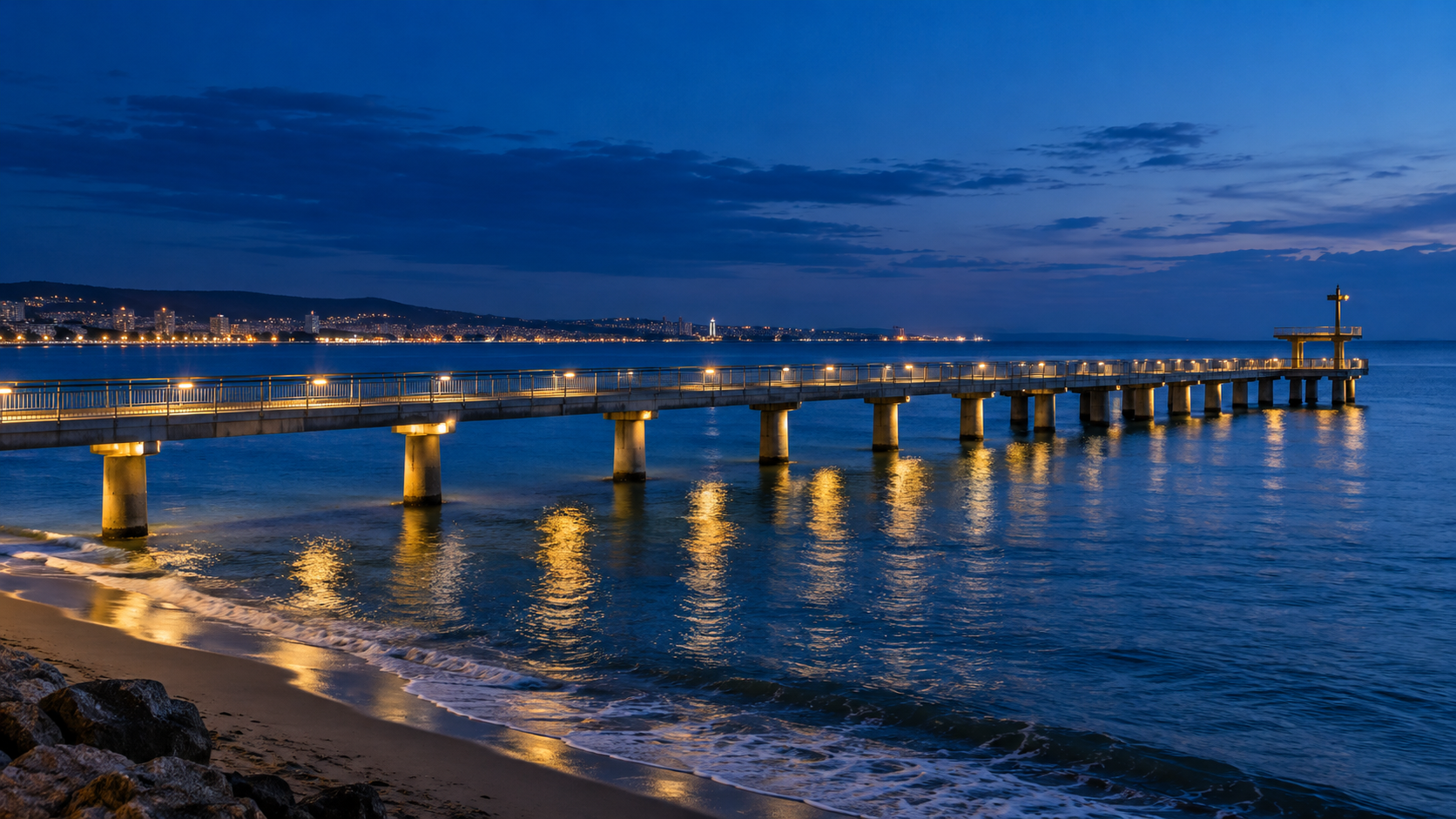 El muelle de Burgas se adentra en el mar Negro al anochecer